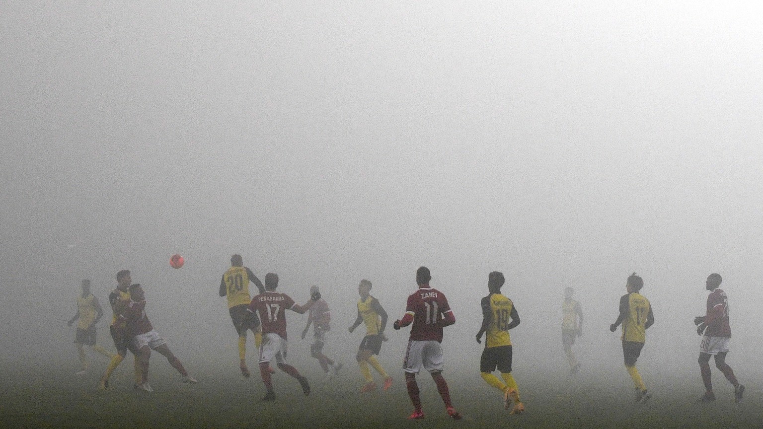 epa08844658 Players of Young Boys and CSKA Sofia play under heavy fog during the UEFA Europa League group A soccer match between CSKA Sofia and Young Boys Bern in Sofia, Bulgaria, 26 November 2020. EP ...