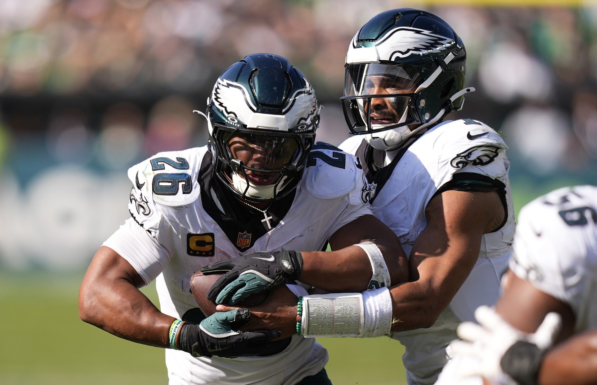 Philadelphia Eagles quarterback Jalen Hurts (1) hands off to running back Saquon Barkley (26) during the second half of an NFL football game against the Los Angeles Rams Sunday, Sept. 21, 2025, in Phi ...
