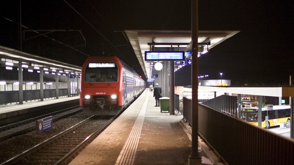 Train station Mellingen Heitersberg on the S3 train line with the bus station, right, in the canton of Aargau, Switzerland, pictured on February 2, 2009. (KEYSTONE/Gaetan Bally)
Bahnhof Mellingen Hei ...
