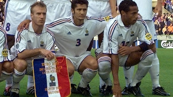 BRU75 - 20000625 - BRUGES, BELGIUM : French team (from top L) Zinedine Zidane, Lilian Thuram, Marcel Desailly, Laurent Blanc, Patrick Vieira, Christophe Dugarry, (from bottom L) Fabien Barthez, Youri  ...