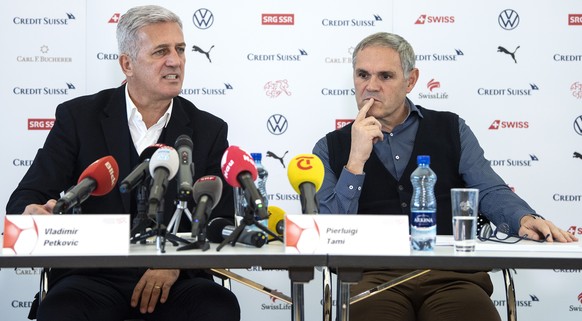 Vladimir Petkovic, Trainer der Schweizer Fussball Nationalmannschaft, links, und Pierluigi Tami, Direktor der Schweizer Fussball Nationamannschaft, sprechen an einer Medienkonferenz, am Montag, 9. Dez ...