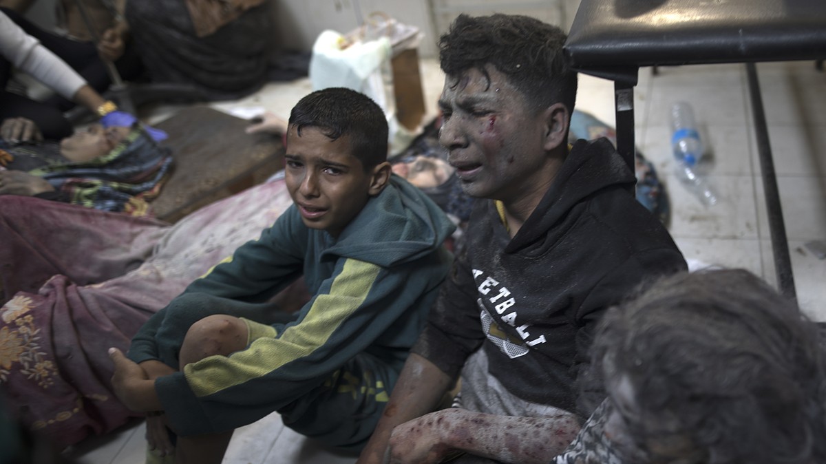 epa11015306 People injured in Israeli airstrikes on southern Gaza sit on the floor at Nasser Hospital in Khan Yunis, southern Gaza Strip, 07 December 2023. Israeli forces resumed military strikes on G ...