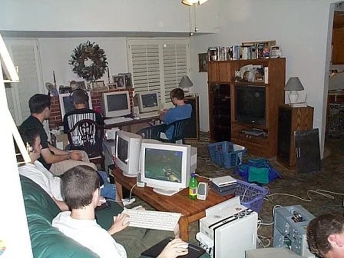 Eine LAN-Party, vermutlich im Jahr 2001, bevor es Breitband-Internet gab.