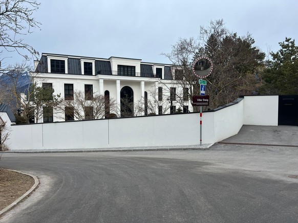 Einfahrt zu Benkos Villa