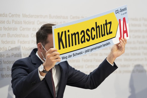 Staenderat Damian Mueller, FDP-LU, vom Ja Komitee zum CO2 Gesetz praesentiert ein Plakat und spricht an einer Medienkonferenz, am Dienstag, 27. April 2021, in Bern. (KEYSTONE/Peter Schneider)