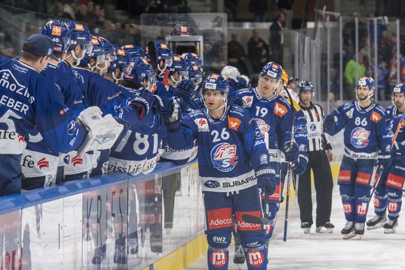 Der ZSC mit Simon Bodenmann, mitte, feiern das Tor zum 3:2 beim Eishockey Meisterschaftsspiel der National League zwischen den ZSC Lions und dem HC Lugano am Dienstag, 25. Oktober 2022 in Zuerich. (KE ...