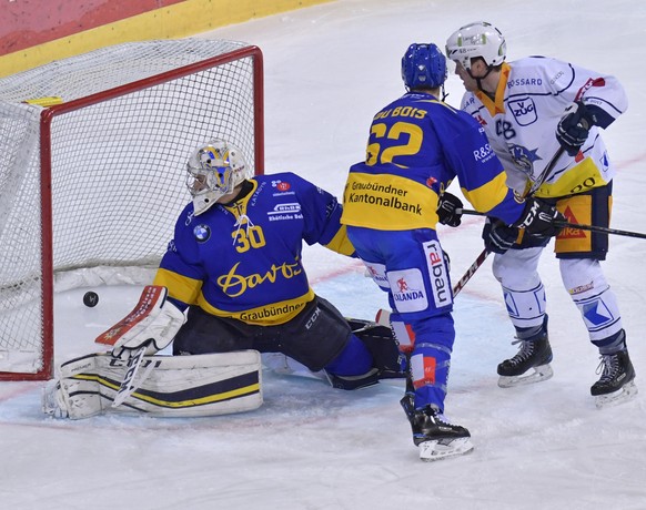 Das 0:1 fuer die Zuger gegen die Davoser, von links, Torhueter Joren van Pottelberghe und Felicien Du Bois, beobachtet vom Zuger Carl Klingberg, waehrend dem Eishockey-Qualifikationsspiel der National ...