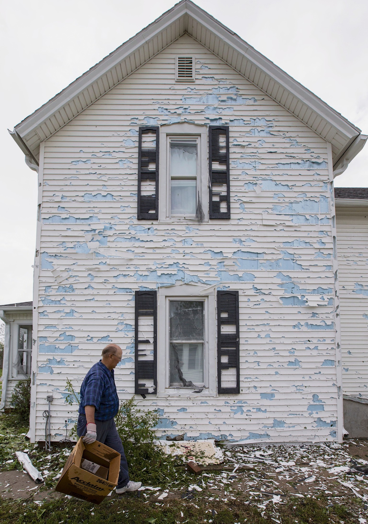 Die Fassade eines Hauses in Nebraska nach dem Sturm.