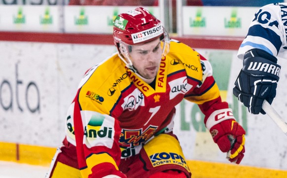 L?attaquant biennois Ramon Tanner, gauche, lutte pour le puck avec le defenseur tessinois Jared McIsaac, droite, lors du premier match du deuxieme tour de Play-in du championnat suisse de hockey sur g ...