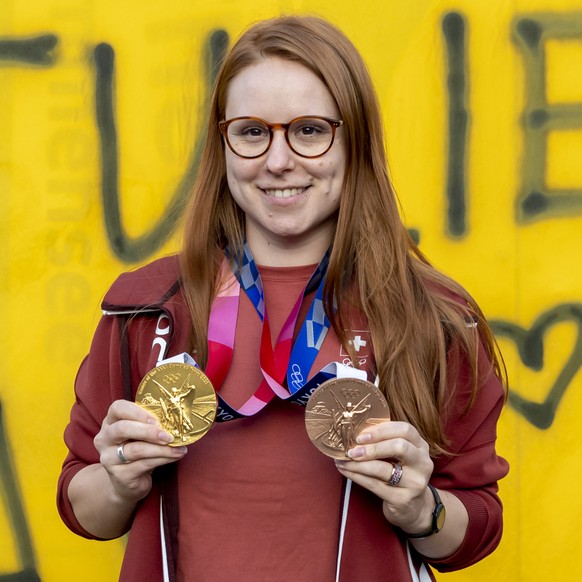 Olympiasiegerin Nina Christen wird bei ihrer Heimkehr aus Tokio gefeiert, in Immensee, am Montag, 2. August 2021. Die Sportschuetzin wurde in Tokio Olympiasiegerin im Dreistellungsmatch mit dem Kleink ...