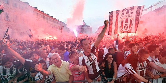 epa06008690 Juventus&#039; supporters watch the UEFA Champions League final soccer match Juventus FC vs Real Madrid CF in San Carlo&#039;s Square in Turin, Italy, 03 June 2017. EPA/ALESSANDRO DI MARCO