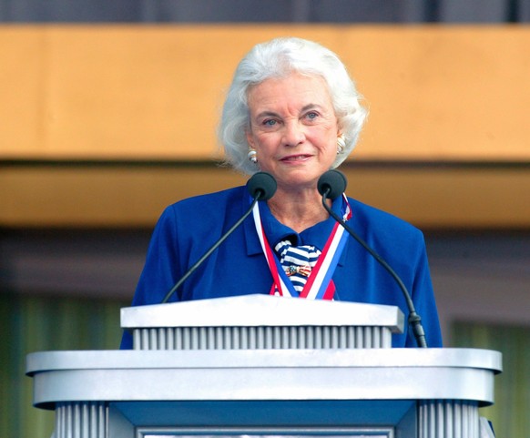 epa11005838 (FILE) United States Supreme Court Justice Sandra Day O&#039;Connor begins her remarks to the dignitaries and public gathered at the new National Constitution Center where she was presente ...