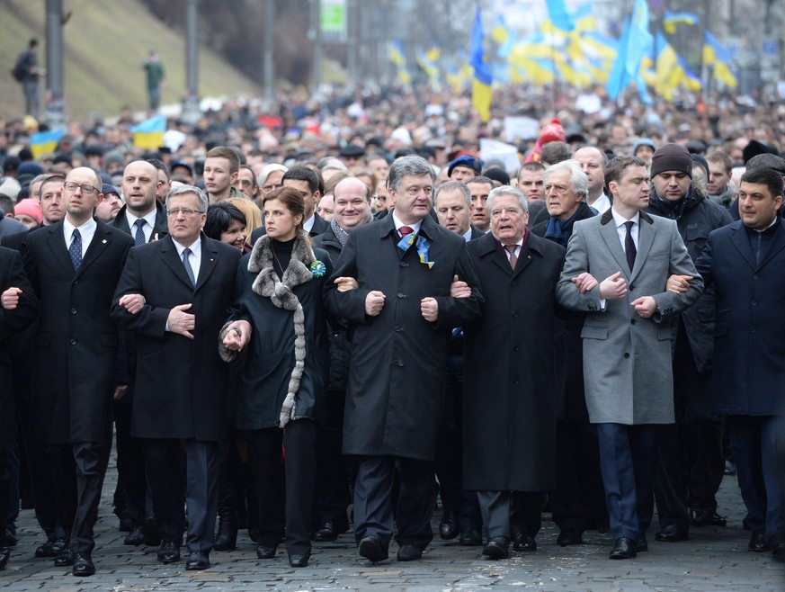 «Marsch der Würde» in Kiew. Zur selben Zeit ist in Charkow auf einer Maidan-Gedenkveranstaltung ein Anschlag verübt worden.