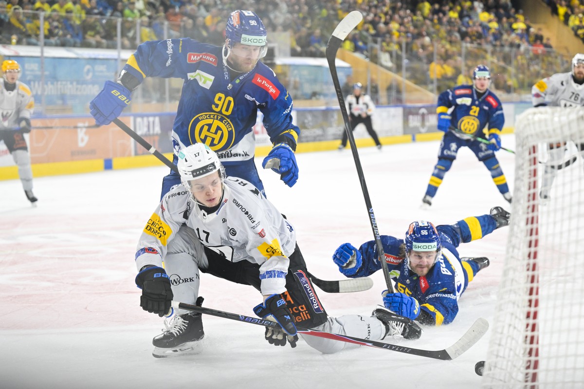 Sven Jung (HCD), Attilio Biasca (HCFG) und Calle Andersson (HCD), kaempfen um den Puck im fuenften Eishockey Playoff Finalspiel der National League zwischen HC Davos (HCD) und HC Fribourg-Gotteron (HC ...
