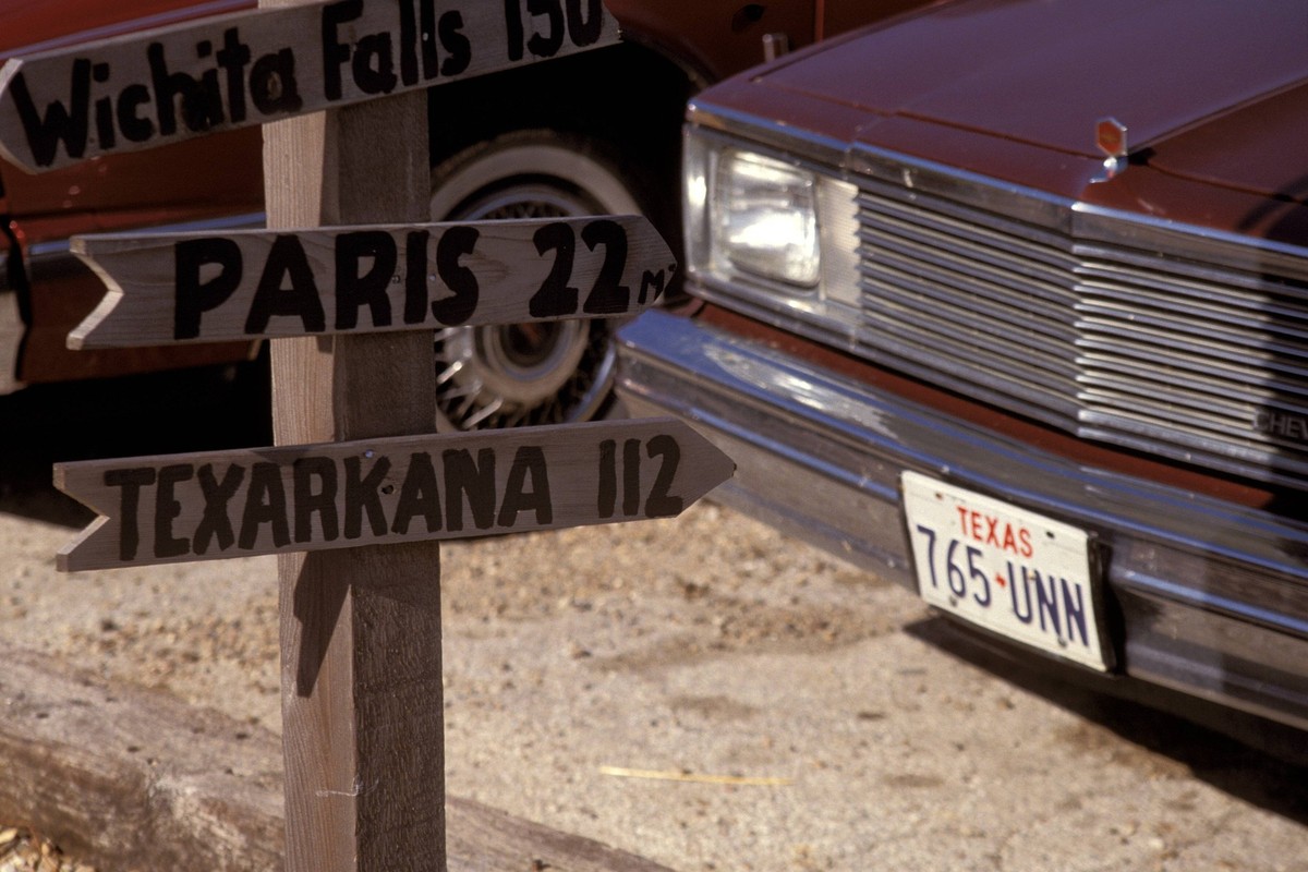 Bildnummer: 50110913 Datum: 20.07.2000 Copyright: imago/Dieter Matthes
Paris/Texas - Wegweiser, Objekte; Schild, Schilder, Hinweisschild, Hinweisschilder, Wegweiser, Texas, 2000, Auro, Autos, Wichita ...