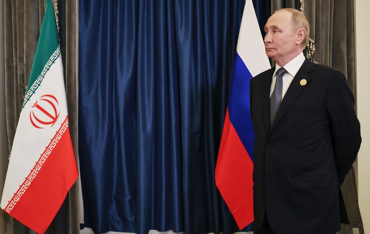 KEYPIX - epa12343531 Russian President Vladimir Putin waits for arrival of Iranian President Masoud Pezeshkian before a meeting on the sidelines of the Shanghai Cooperation Organisation (SCO) summit i ...