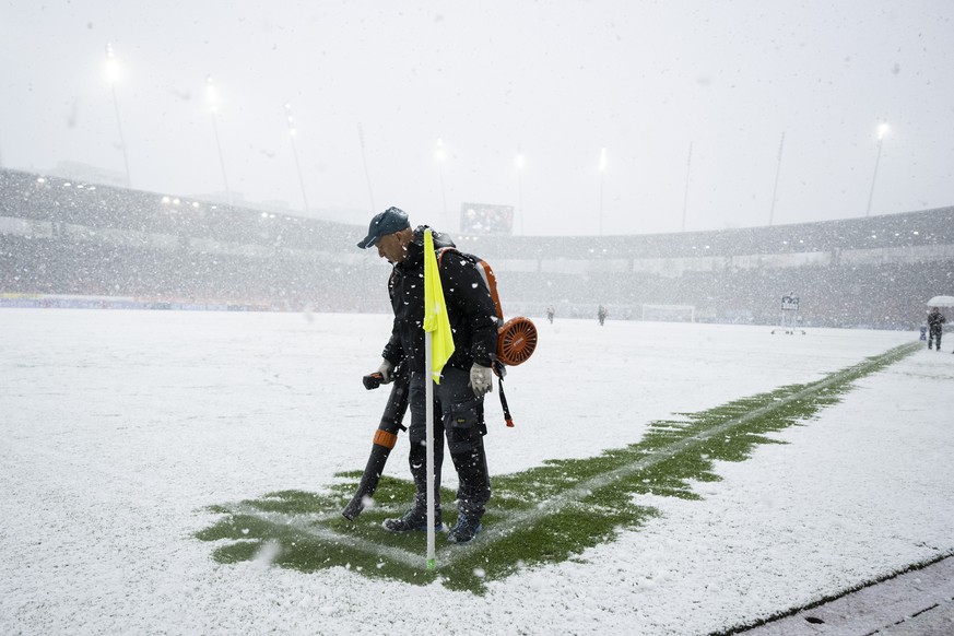 Ein Mann befreit din Linien vom Schnee im Fussball Meisterschaftsspiel der Super League zwischen dem FC Zuerich und dem FC St. Gallen im Letzigrund, am Sonntag, 21. April 2024 in Zuerich. (KEYSTONE/En ...