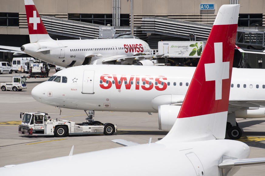 Flugzeuge der Swiss bereitet sich auf ihren Start vor, auf dem Flughafen in Zuerich, aufgenommen am Sonntag, 15. Juli 2018. (KEYSTONE/Ennio Leanza)