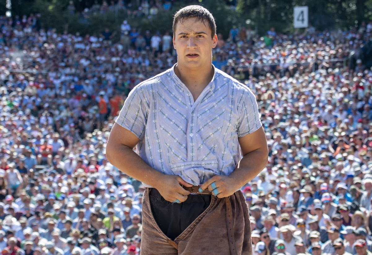 Werner Schlegel im 5. Gang am traditionellen Bruenig Schwingfest auf dem Bruenig Pass vom Sonntag, 31. Juli 2022. (KEYSTONE/Urs Flueeler).