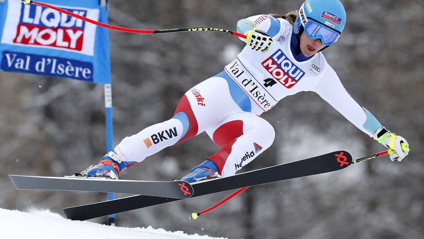 epa06393114 Joana Haehlen of Switzerland speeds down the slope during the Women&#039;s Super-G race at the FIS Alpine Skiing World Cup in Val D&#039;Isere, France, 16 December 2017. EPA/GUILLAUME HORC ...