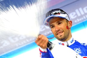 Nacer Bouhanni gewinnt seine zweite Etappe und feiert mit Lippenstift-Abdruck und Champagner.