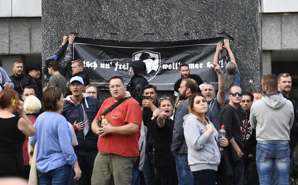 epa06976824 Right wing protesters gather at the place where a man was stabbed in the night of the 25 August 2018, in East German city Chemnitz, Germany, 27 August 2018. A 35-year-old German was stabbe ...