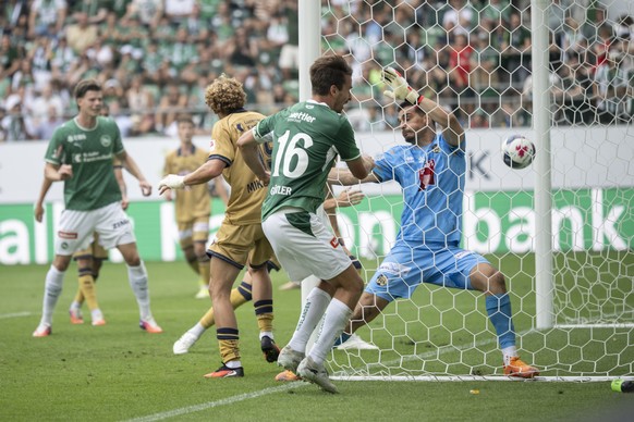 Lukas Goertler (SG) trifft zu einem spaeter aberkannten 2-2 gegen Torhueter Simon Simoni (FCL) im Fussball Meisterschaftsspiel der Swiss Super League zwischen dem FC St. Gallen (SG) und dem FC Luzern  ...