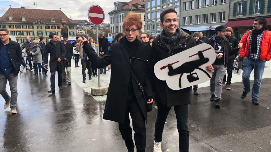 Autorin Sibylle Berg, links, und Dimitri Rougy, rechts, vom Referendumskomitee an der Auftaktveranstaltung zum Referendum gegen das Gesetz zur Überwachung von Versicherten der Sozialversicherungen, am ...