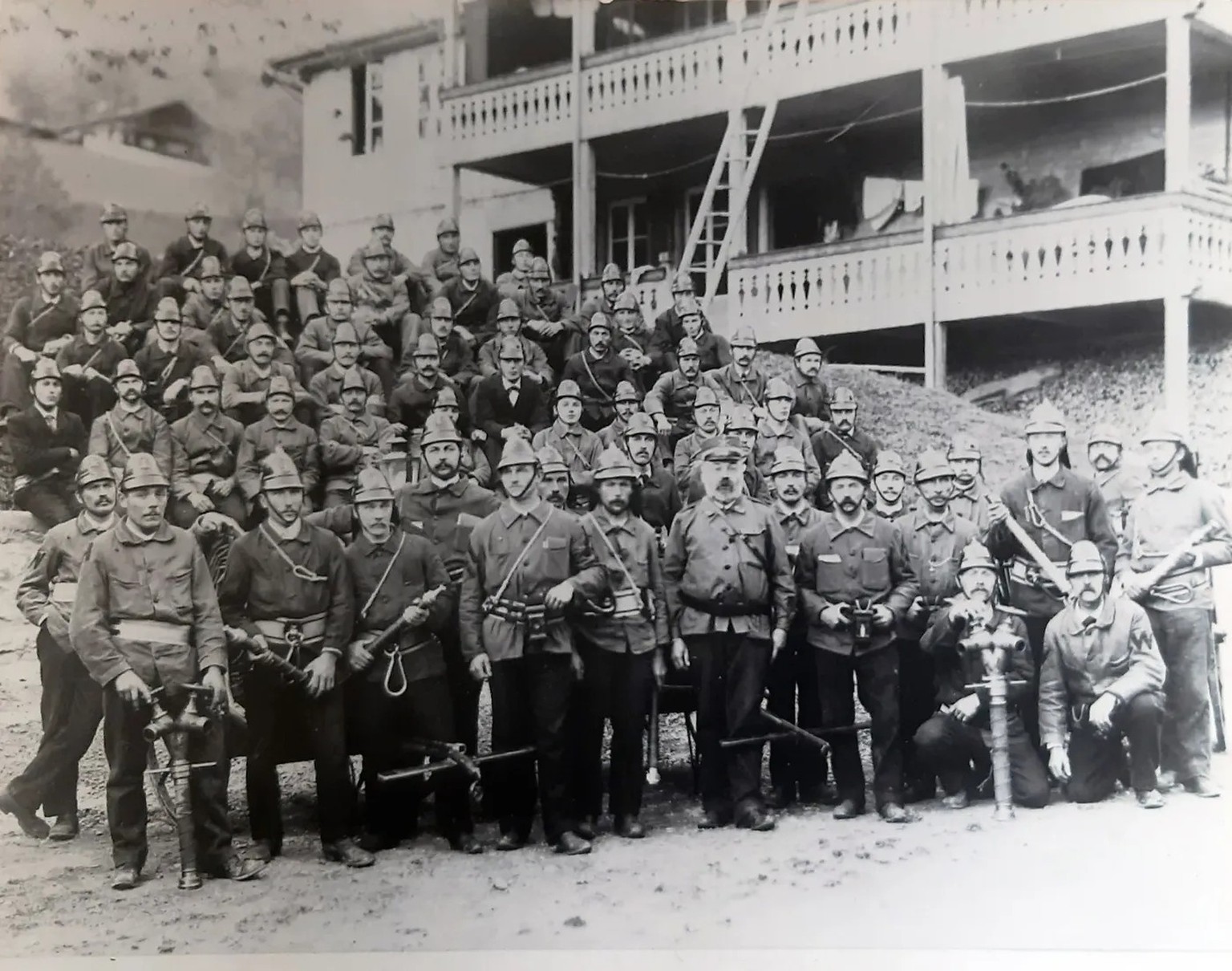 Das Löschkorps «Dorf», 1906. Pfarrer Strasser vorne Mitte, mit Mütze.