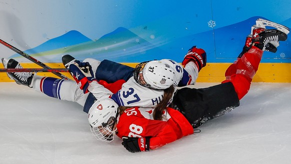 epa09733035 Abbey Murphy (L) of the USA in action against Phoebe Staenz (R) of Switzerland during the Women&#039;s Ice Hockey preliminary round match between Switzerland and the USA at the Beijing 202 ...