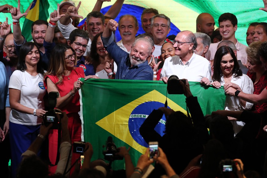 epaselect epa10276315 Former Brazilian President Luiz Inácio Lula da Silva waves along with his wife Janja (C-L) and his vice-presidential candidate Geraldo Alckmin (C-R), after his victory in the pre ...