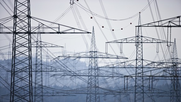 ARCHIVBILD ZUR MK DER ELCOM ZUR TARIFENTWICKLUNG UND VERSORGUNGSSICHERHEIT, AM DONNERSTAG, 6. JUNI 2019 - Electricity pylons of Swiss transmission network operator Swissgrid Inc. near Laufenburg in th ...