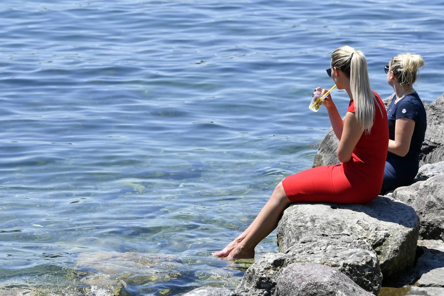 Zwei Frauen geniessen die Mittagspause am Zuerichsee bei Zuerich am Mittwoch, 20. Juni 2018. (KEYSTONE/Walter Bieri)