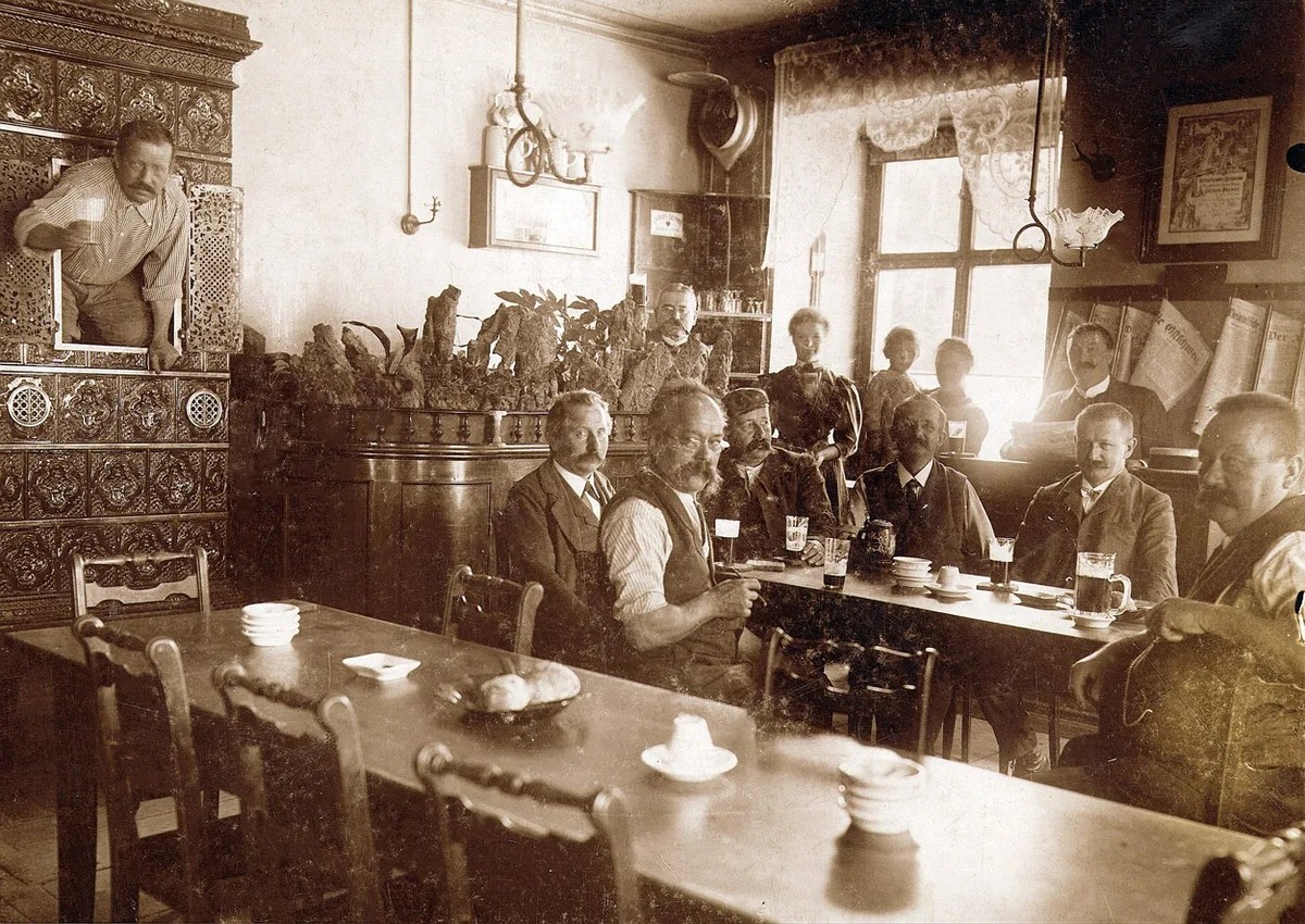 Tablée de buveurs de bière au restaurant Prestegg d’Altstätten, vers 1930.
https://www.sonnenbraeu.ch/brauerei/geschichte/#1914---1938
