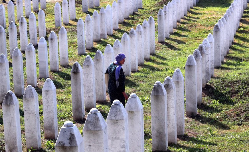 Eine Frau auf der Gedenkstätte von Srebrenica, wo während dem Bosnienkrieg über 8000 Muslime getötet wurden.