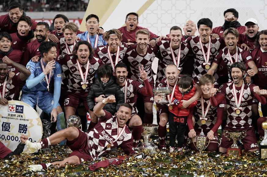 epa08097383 Vissel Kobe players celebrate their victory against Kashima Antlers in the final match of the Emperor&#039;s Cup at New National Stadium in Tokyo, Japan, 01 January, 2020. EPA/KIMIMASA MAY ...