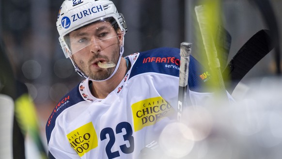 Ambris Brandon Kozun waehrend einem Vorbereitungsspiel der National League zwischen dem SC Bern und dem HC Ambri-Piotta, am Freitag 27. September 2021 in der Postfinance Arena in Bern. (KEYSTONE/Marce ...