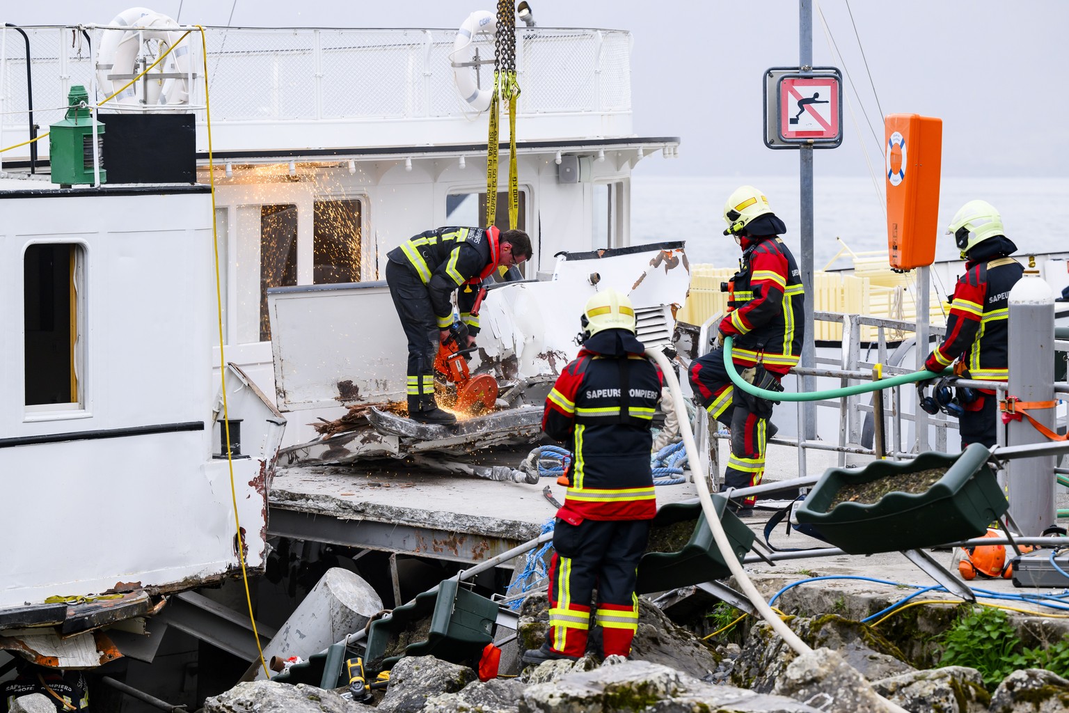 Des pompiers et des ouvriers de la CGN travaillent a la securisation du bateau Le &quot;Simplon&quot; amarre le samedi 30 mars 2024 au debarcadere de Cully. Le &quot;Simplon&quot;, un bateau historiqu ...