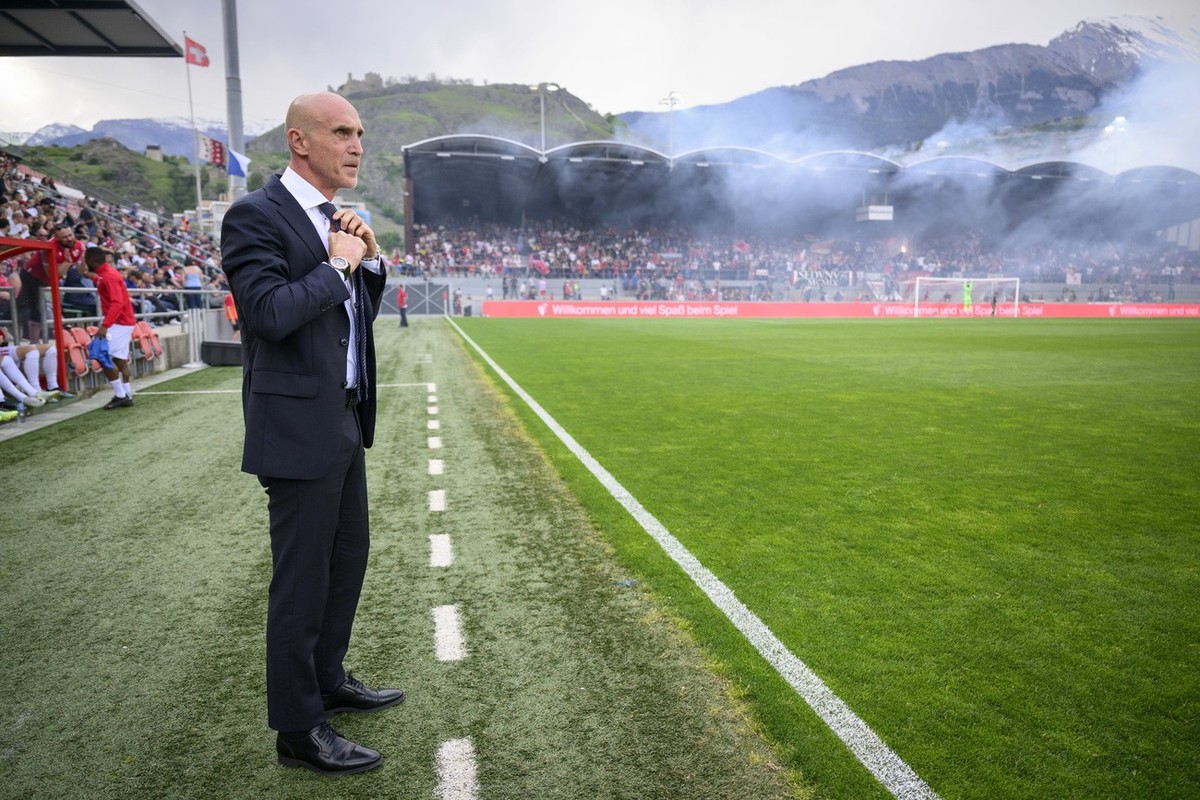 L'entraineur du FC Sion David Bettoni lors de la rencontre de football de Super League entre FC Sion et FC Winterthur ce samedi 6 mai 2023 au stade de Tourbillon a Sion. (KEYSTONE/Laurent Gillier ...