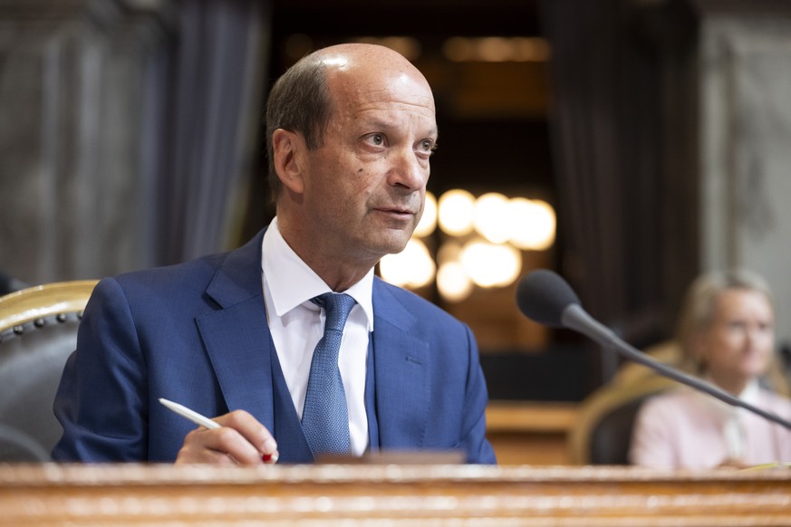Staenderat Beat Rieder, Mitte-VS, spricht waehrend der Debatte '25. 068 BRG. Jederzeit Strom fuer alle (Blackout stoppen). Volksinitiative und indirekter Gegenentwurf', waehrend der Sommerse ...