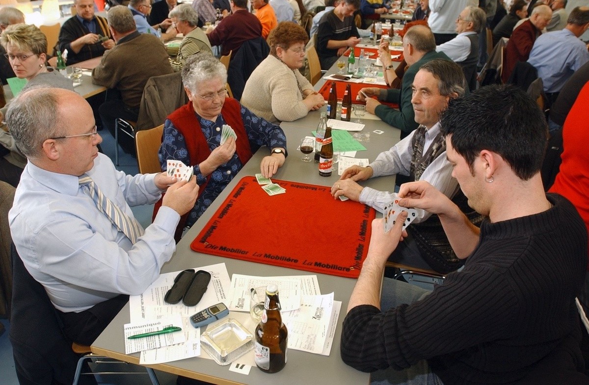 SVP Parteipraesident Ueli Maurer, links, beteiligt sich, mitten im Volk, am 4. Jasscup der SVP am Samstag, 21. Februar 2004 in Huttwil. (KEYSTONE/Lukas Lehmann)