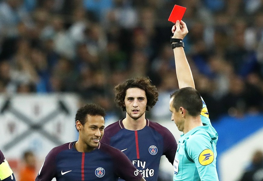 epa06283145 Neymar (L) of Paris Saint-Germain is sent off by referee Ruddy Buquet (R) during the French Ligue 1 soccer match between Olympique Marseille and Paris Saint-Germain at the Velodrome stadiu ...