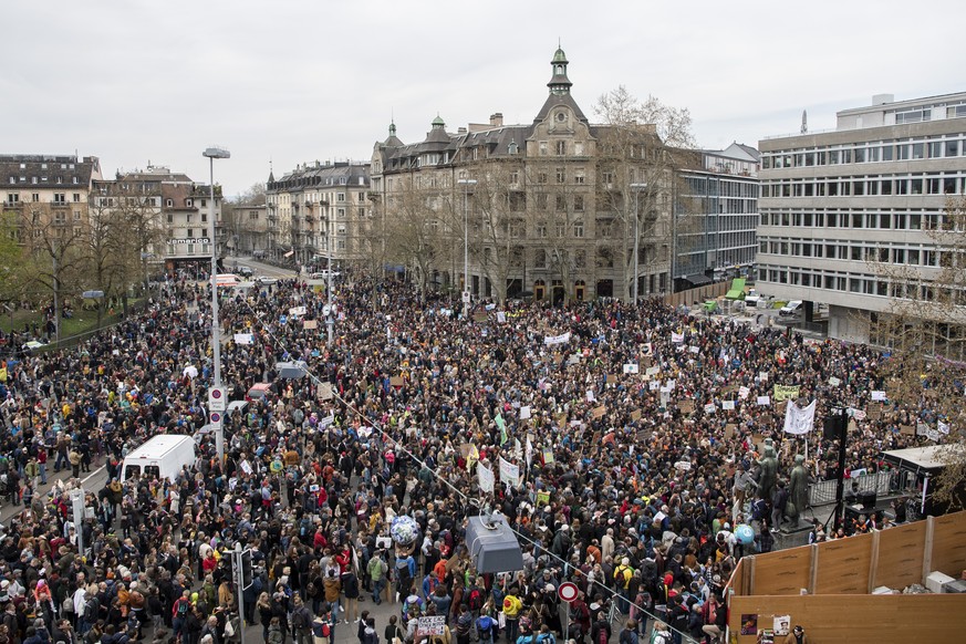 Menschen demonstrieren am schweizweiten Klimastreik gegen die Klimapolitik und fuer einen sicheren Klimaschutz am Samstag, 6. April 2019 in Zuerich. (KEYSTONE/Ennio Leanza)