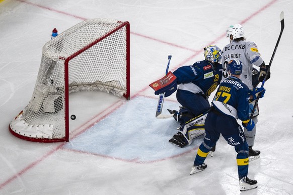 Torhueter Sandro Aeschlimann (HCD) kassiert das entscheidende Tor zum 2:3 von Lucas Wallmark (HCFG) im siebten Eishockey Playoff Finalspiel der National League zwischen HC Davos (HCD) und HC Fribourg- ...