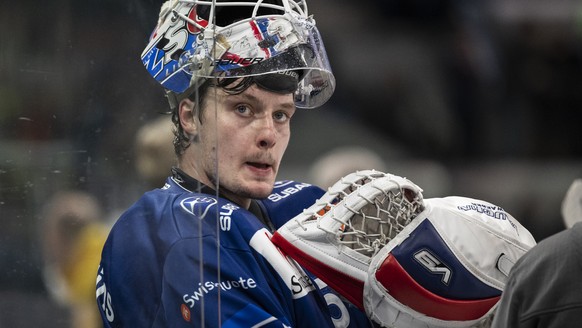 Zuerichs Torhueter Ludovic Waeber blickt enttaeuscht im Eishockeyspiel der National League zwischen den ZSC Lions und dem Lausanne HC am Samstag, 28. Januar 2023, in der Swiss Life Arena in Zuerich. ( ...