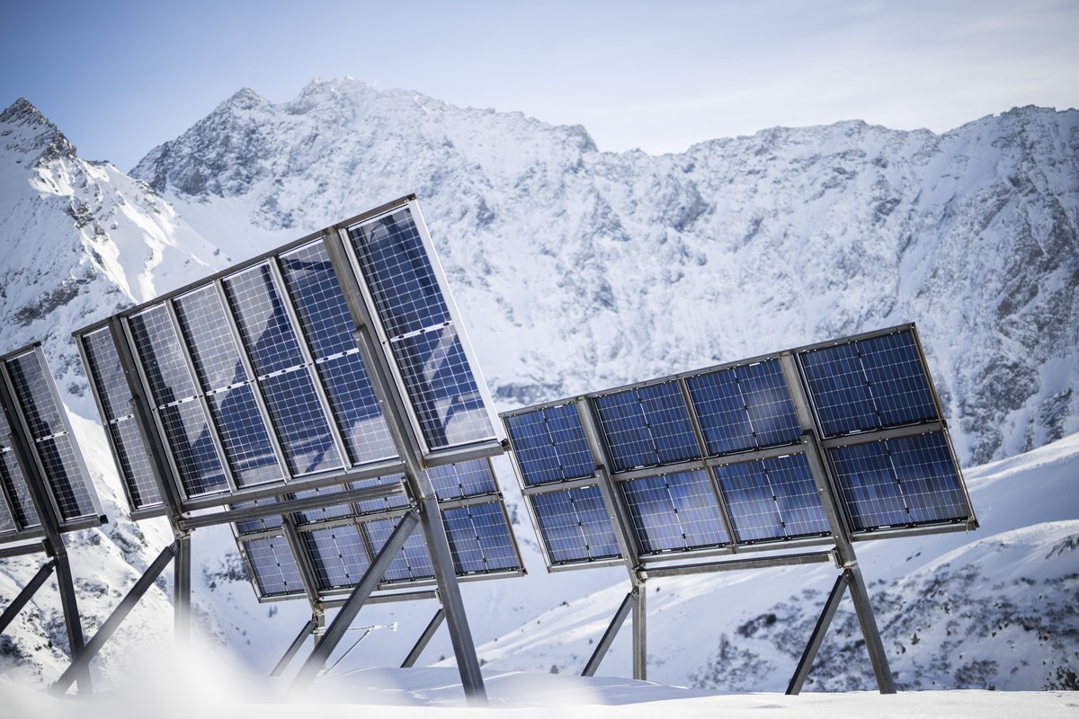 Blick auf die Testanlage "Tschers" des geplanten Grossprojektes Nandro-Solar des Elektrizitaetswerk der Stadt Zuerich EWZ, aufgenommen am Mittwoch, 24. Januar 2024, in Surses. Die Gemeindeve ...