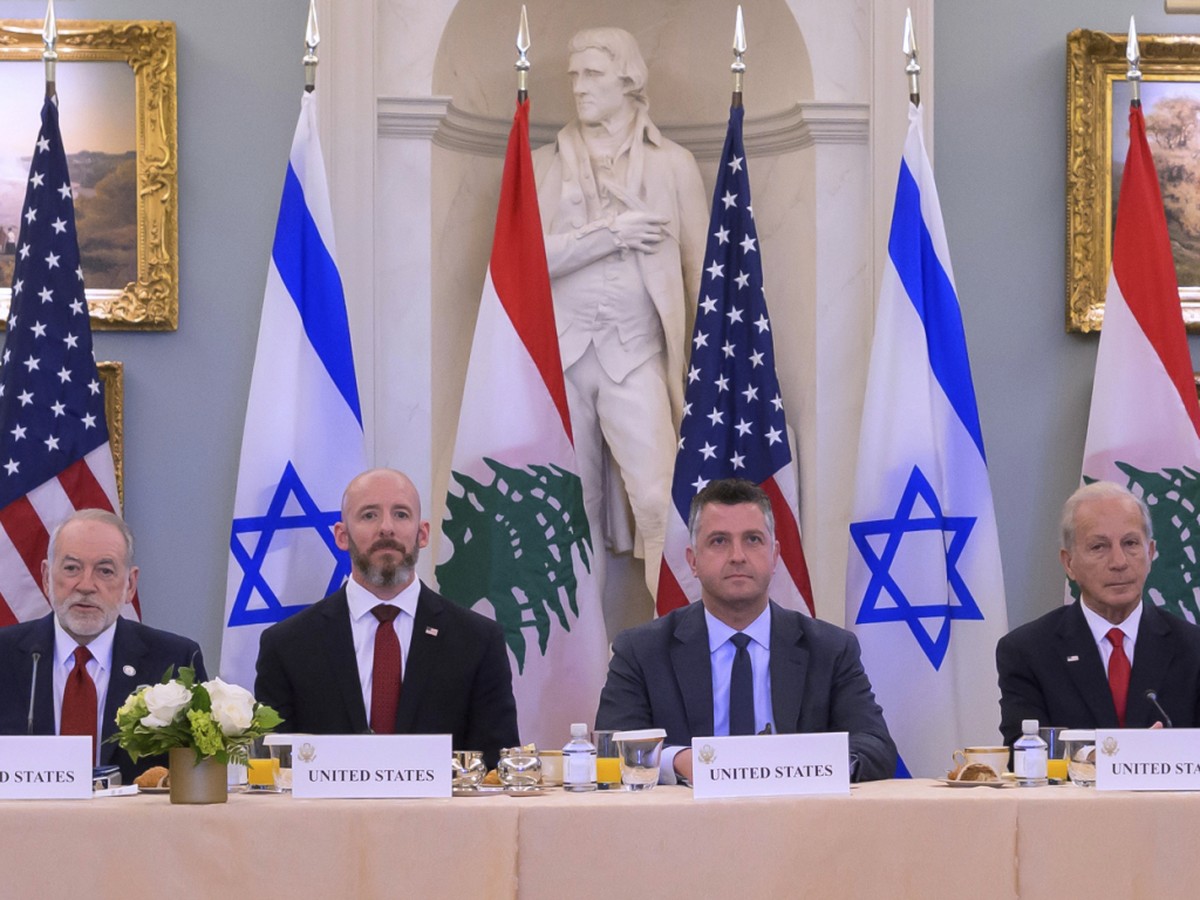 L'ambassadeur d'Israël aux Etats-Unis Mike Huckabee, les émissaires américains Dan Holler et Michael A. Needham et l'ambassadeur du Liban aux Etats-Unis, Michel Issa (de g. à dr.) vont  ...