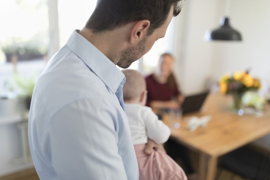 ZUM THEMA VATERSCHAFTSURLAUB STELLEN WIR IHNEN HEUTE, MITTWOCH, 25. OKTOBER 2017, FOLGENDES BILDMATERIAL ZUR VERFUEGUNG --- A father holds his five-month-old daughter on his arm, pictured in Kilchberg ...