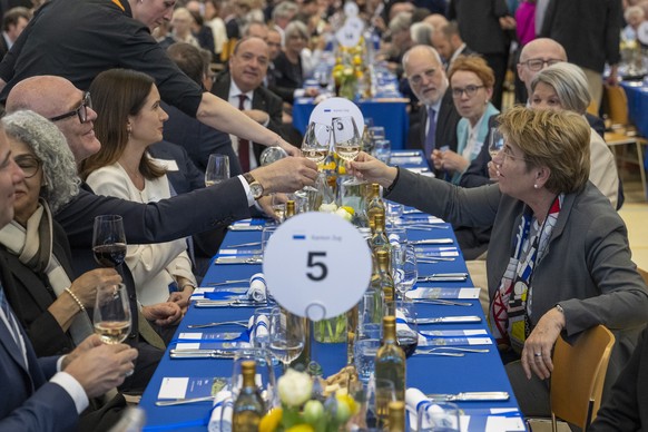 Der neue Bundesrat Martin Pfister, links, und Alt-Bundesraetin Viola Amherd, rechts, stossen zur Feier mit einem Glas Weisswein an, anlaesslich einer offiziellen Wahlfeier mit rund 400 geladenen Gaest ...