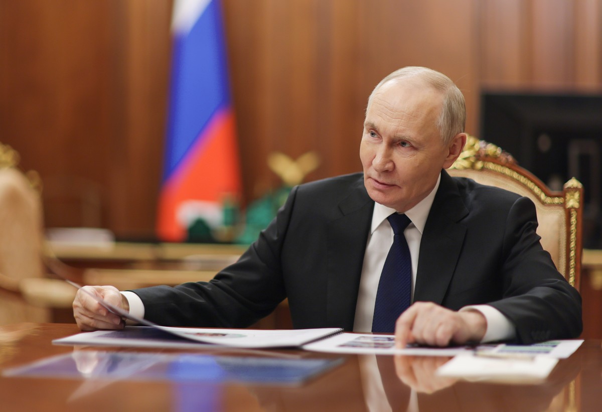 epa12618063 Russian President Vladimir Putin meets with State Secretary - Deputy Defence Minister, Defenders of the Fatherland Foundation Chair Anna Tsivileva at the Kremlin in Moscow, Russia, 30 Dece ...